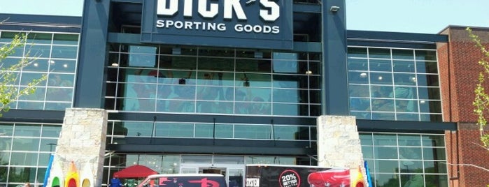 DICK'S Sporting Goods is one of Lindseyさんのお気に入りスポット.