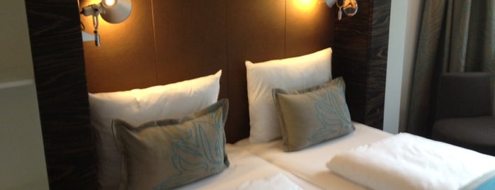 Motel One Hamburg-Altona is one of Posti che sono piaciuti a Michael.