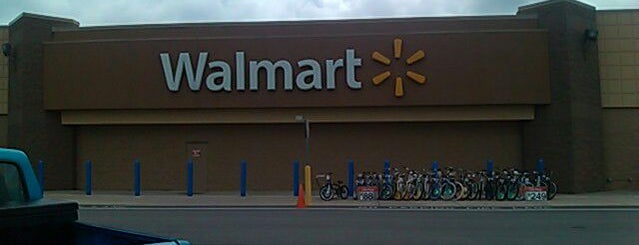 Walmart Supercenter is one of Lieux qui ont plu à Lizzie.