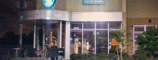 Starbucks is one of สถานที่ที่ Phoebe ถูกใจ.