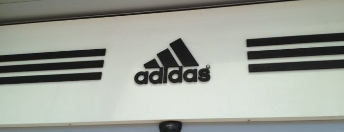 Adidas Outlet Store is one of Orte, die Andrea gefallen.