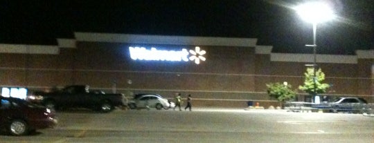 Walmart Supercenter is one of สถานที่ที่ Dan ถูกใจ.