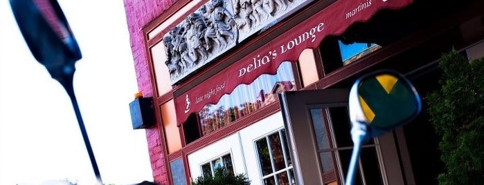 Delia's Lounge & Restaurant is one of Locais salvos de Lizzie.