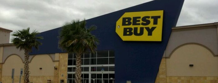 Best Buy is one of Locais curtidos por Amra.