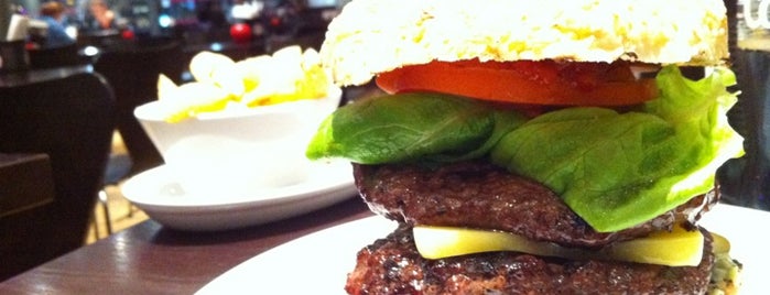 Gourmet Burger Kitchen is one of ElReem 님이 좋아한 장소.