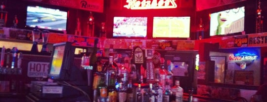 HotShots Sports Bar and Grill O'Fallon, IL is one of Tempat yang Disukai Doug.
