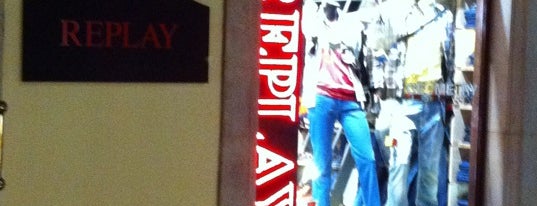 Replay is one of Tiendas en La Roca Village Barcelona.