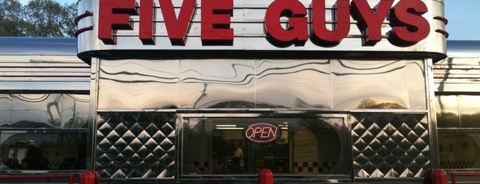 Five Guys is one of Abby T.さんのお気に入りスポット.