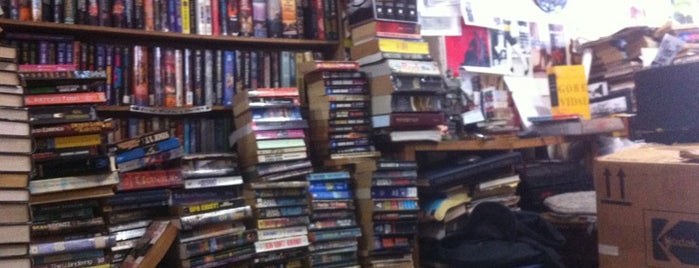 Mora Books is one of สถานที่ที่ SKW ถูกใจ.
