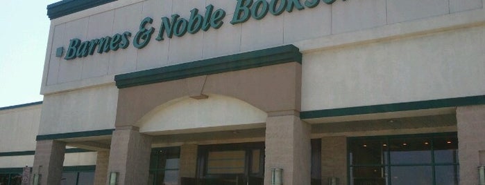 Barnes & Noble is one of สถานที่ที่ Karen ถูกใจ.