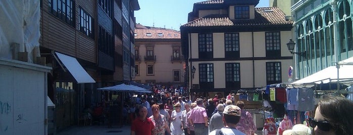 Plaza del Fontán is one of Oviedo City Badge.