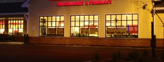 Hannaford Supermarket is one of Lugares favoritos de Bill.