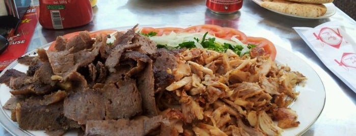 OzieMeat Kebab House is one of Tempat yang Disukai Bego.