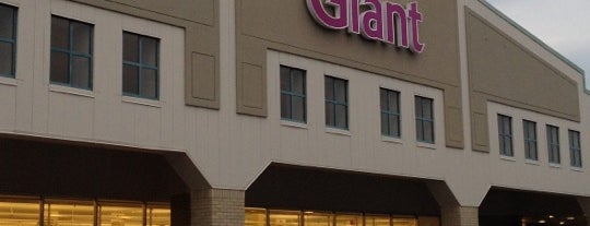 Giant - Franklin Farm is one of Reina’s Liked Places.