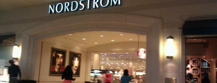 Nordstrom Houston Galleria is one of Lugares favoritos de Erica.