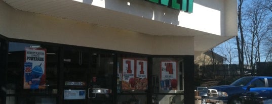 7-Eleven is one of Orte, die Michael Dylan gefallen.