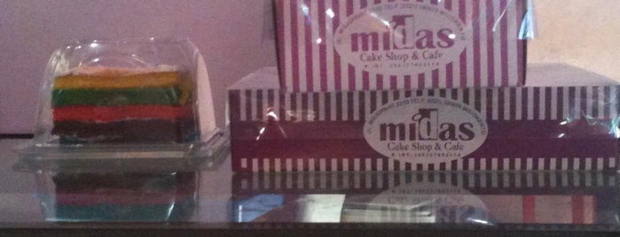 I'm at Midas Cake Cafe w/ my aunty :)