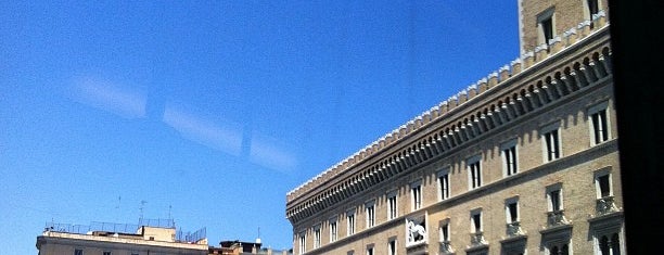 Piazza Venezia is one of Roma.