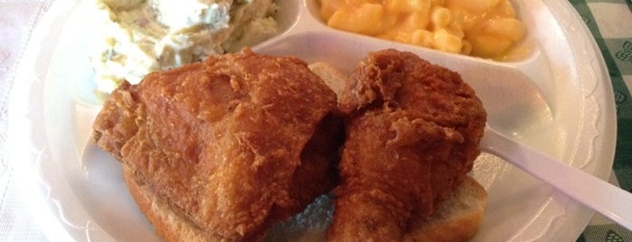 Gus's World Famous Fried Chicken is one of Lugares guardados de Irene.