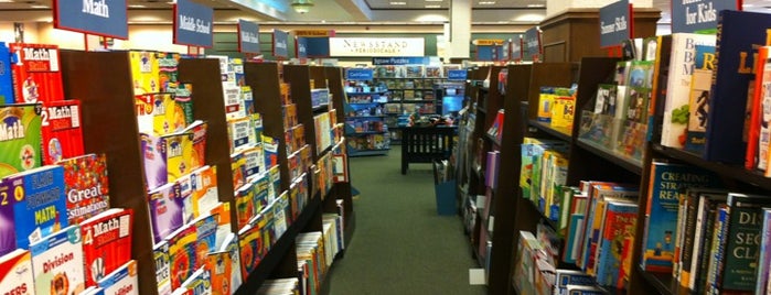 Barnes & Noble is one of Orte, die Susan gefallen.