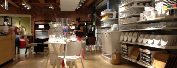 Crate & Barrel is one of Sevさんのお気に入りスポット.