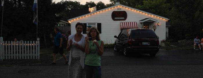 Bayview Ice Cream Parlor is one of Lugares favoritos de Christine.