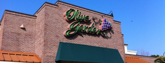 Olive Garden is one of Tempat yang Disukai Lizzie.