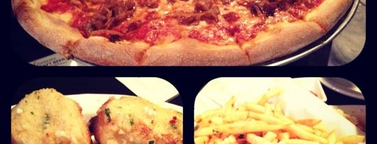 XLIXE Pizzeria Pies & Pints is one of สถานที่ที่บันทึกไว้ของ Evelyn.