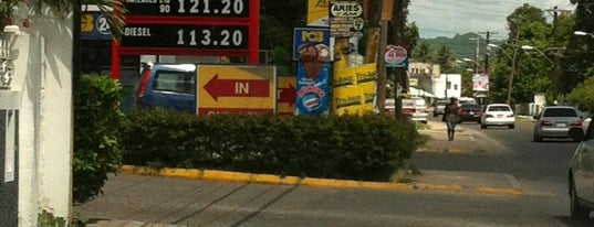 Jampet Gas Station is one of Locais curtidos por Floydie.