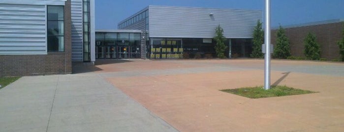 GlenOak High School is one of Tempat yang Disukai Rick.
