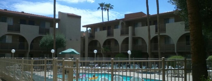 Hospitality Suite Resort Scottsdale is one of Tempat yang Disukai Andreas.