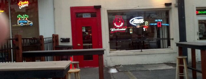 Red Door Tavern is one of Lugares favoritos de Aubrey Ramon.