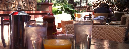 La Grande Orange Café is one of Tempat yang Disukai Tom.