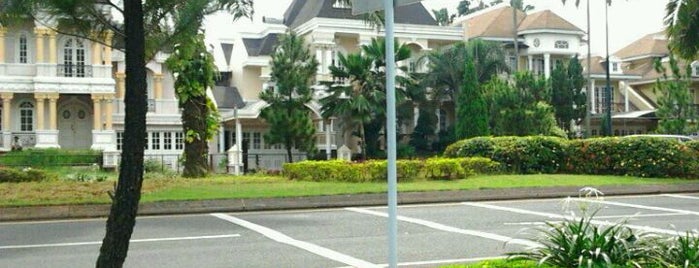 Sunset Boulevard Street is one of Kota Wisata Cibubur.