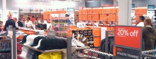 Nike Factory Store is one of Tempat yang Disukai Colin.