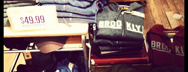 Brooklyn Industries is one of Breさんのお気に入りスポット.