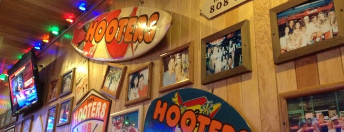 Hooters is one of Спортзалы и Кафе.
