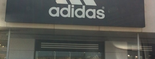 Adidas Outlet Store is one of Lieux qui ont plu à Moisés.