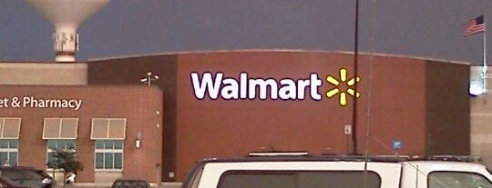 Walmart Supercenter is one of Selena 님이 좋아한 장소.