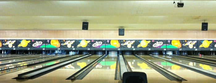 Sarasota Lanes is one of Lugares favoritos de Annie.