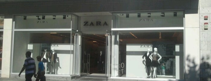 Zara is one of สถานที่ที่ Sehnaz ถูกใจ.