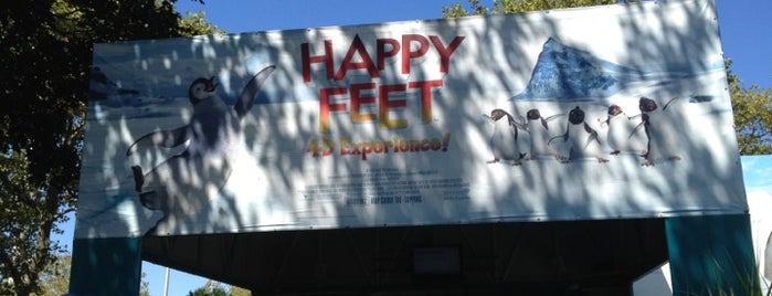 Happy Feet 4D is one of สถานที่ที่ Roberto ถูกใจ.