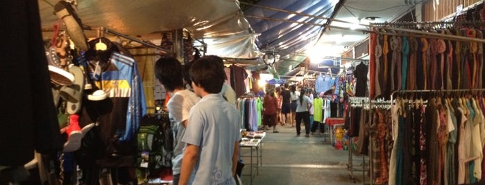 Phitsanulok Night Bazaar is one of พิดโลก.