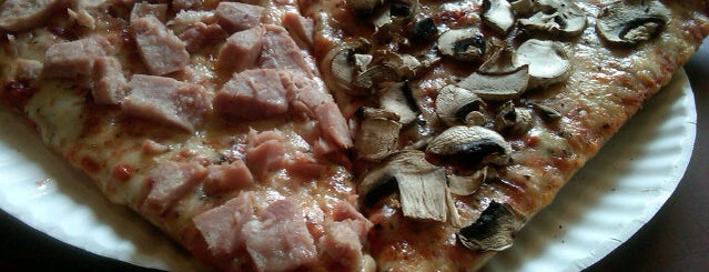 Cozzola's Pizza - Old Town is one of Cosmo 님이 좋아한 장소.