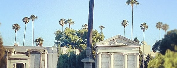 Hollywood Forever Cemetery is one of Orte, die Lau gefallen.