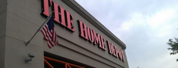 The Home Depot is one of สถานที่ที่ Mo ถูกใจ.