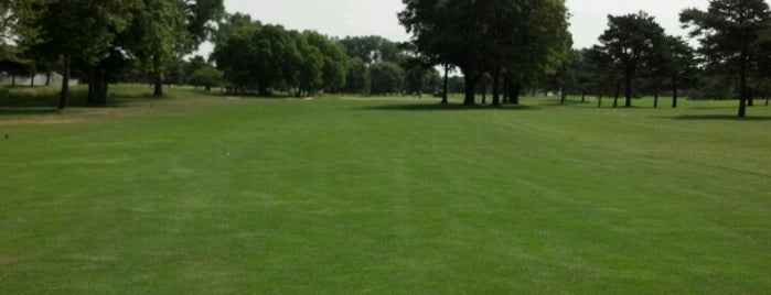 Giant Oak Golf Club is one of Darek'in Beğendiği Mekanlar.