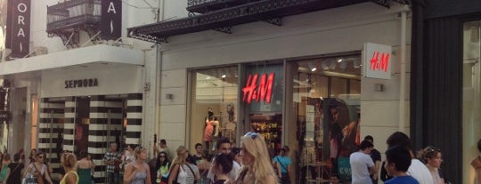 H&M is one of Tempat yang Disukai Lily.