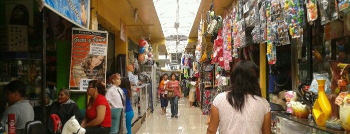 Mercado Santa Rosa is one of Tempat yang Disukai Julio D..