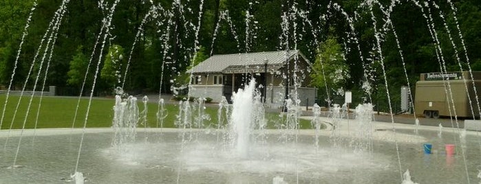 Piedmont Park Legacy Fountain is one of สถานที่ที่ Chia ถูกใจ.